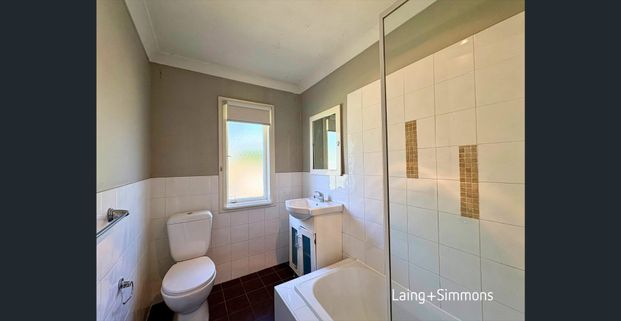 Neat three-bedroom home with large backyard - Photo 1