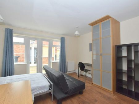 Semi-detached house to rent on - Photo 4