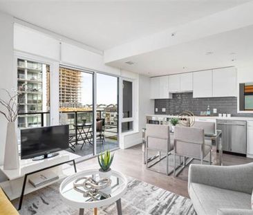 Stunning 2 bed + flex PENTHOUSE with massive rooftop patio! - Photo 2