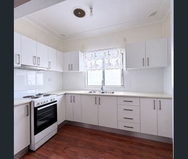 4-Bedroom Family Home in Prime Canley Heights Location! - Photo 5