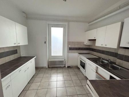Location Appartement 3 pièces 81m² ROANNE 42300 - Photo 4