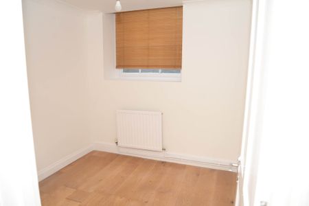Guide Price £1,700 pcm - Available Now - Unfurnished - Photo 4