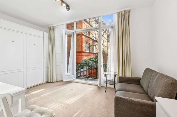 A self-contained studio situated on the raised ground floor of a period building, moments from South Kensington Station - Photo 1