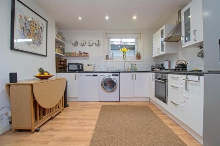 2 bedroom maisonette to rent - Photo 5