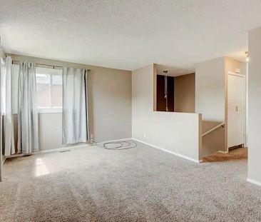 COZY, CLOSE TO DT, 2 BED + 1.5 BATH, MOUNTAIN VIEW, DT, TRENDY RICHMOND/KNOBHILL | 2116 23 Avenue Southwest, Calgary - Photo 1