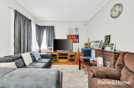 Appealing 3 Bedroom Family Home. - Photo 2