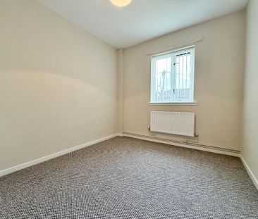 72 Lawnmount Crescent, Lisburn, BT27 4TU - Photo 3