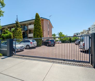 TOP FLOOR 2 X 1 UNIT IN EXCELLENT LOCATION! - Photo 5