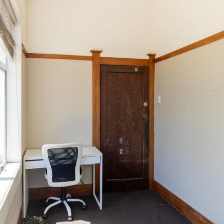 Small Bedroom in Shared House for Rent - Photo 3