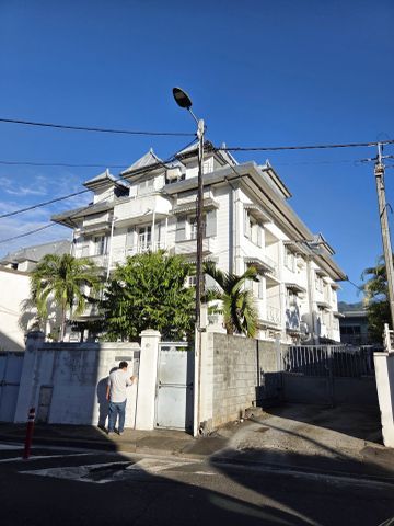 Location Appartement 2 pièces 42m² ST DENIS 97400 - Photo 2