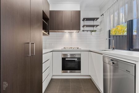 Contemporary townhouse in a great location - Photo 2
