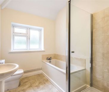 Newly renovated 3 bedroom bungalow situated in sought after location. - Photo 6