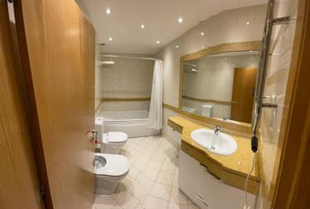 Apartamento T3 com estacionamento e vista de mar em Santo Amaro de Oeiras