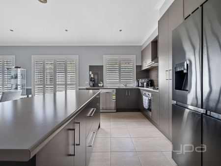 8 Citreus Circuit, BROOKFIELD - Photo 2