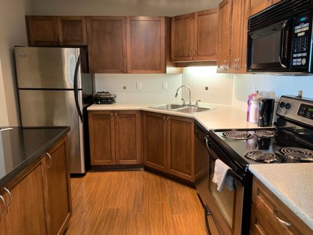 Central Uptown 2 Bed Condo - Photo 4