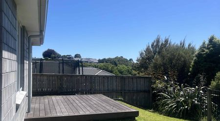 Modern family home in Pyes Pa - Photo 2