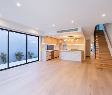 NEAR NEW EXECUTIVE TOWNHOUSE IN A PREMIER LOCATION - Photo 2