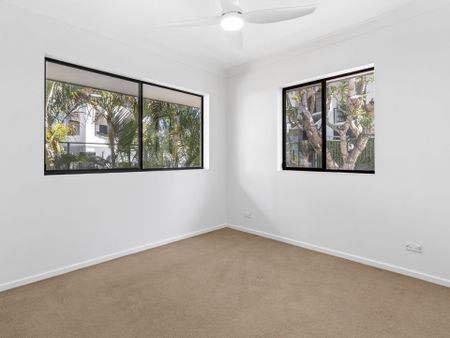 Top-Floor Living with Leafy Views - Photo 3