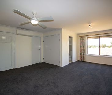 STUNNING RIVER VIEWS & SPACIOUS FAMILY LIVING - Photo 5