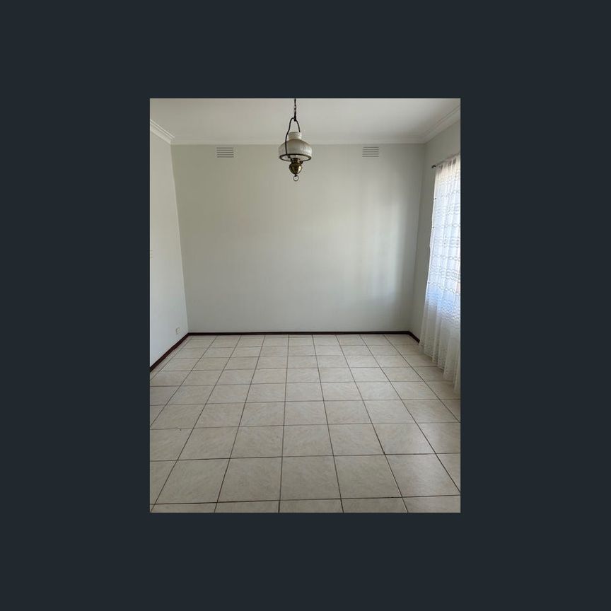 Centrally located family home! - Photo 1