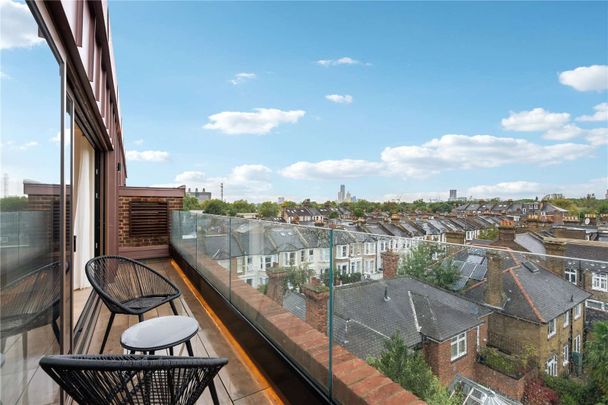 A stunning three bedroom penthouse with views across London - Photo 1