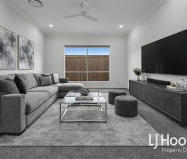 Stylish & Contemporary Home - Loads of Upgrades - Ducted Air Condit... - Photo 4