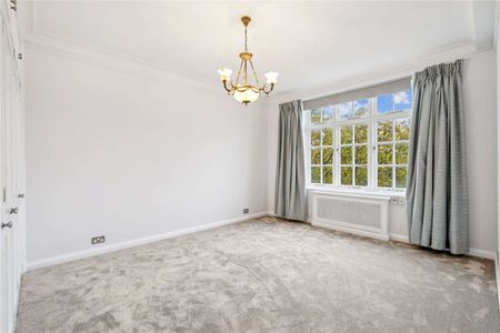 A newly redecorated three bedroom apartment situated in a desirable building with the added benefits of communal gardens and porter service. - Photo 4