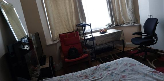 Room in a Shared House, Highcroft, NW9 - Photo 2