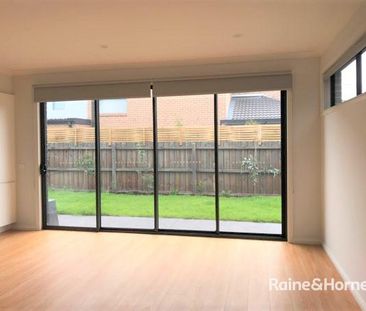 Modern townhouse in Clayton with lots to offer! - Photo 1