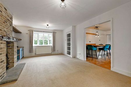 Modern family home in sought after village - Photo 5