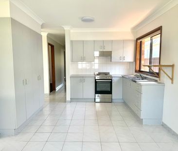 Location to Beach - 3 Good Size Bedrooms - Ensuite to Master - Air Con - Photo 4