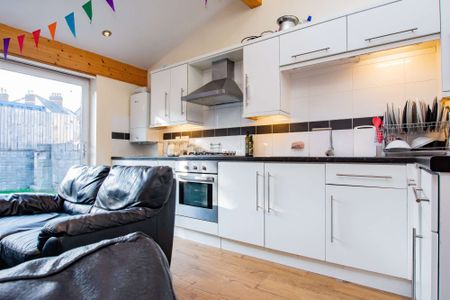 Large open-plan living room with contemporary kitchen - Photo 2