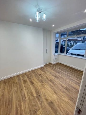 3 Bed Flat, North Gardens, SW19 - Photo 3