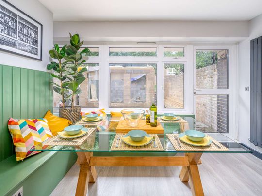 Stylish, Modern, and Newly Renovated Garden Flat in Battersea Room 5 - Photo 1