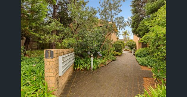 TOWNHOUSE WITH PRIVATE COURTYARD - Photo 1