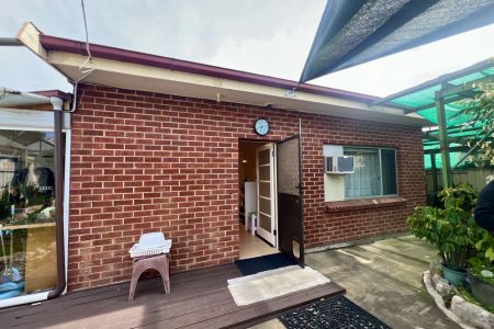 Contemporary Comfort and Convenience in One - Photo 5