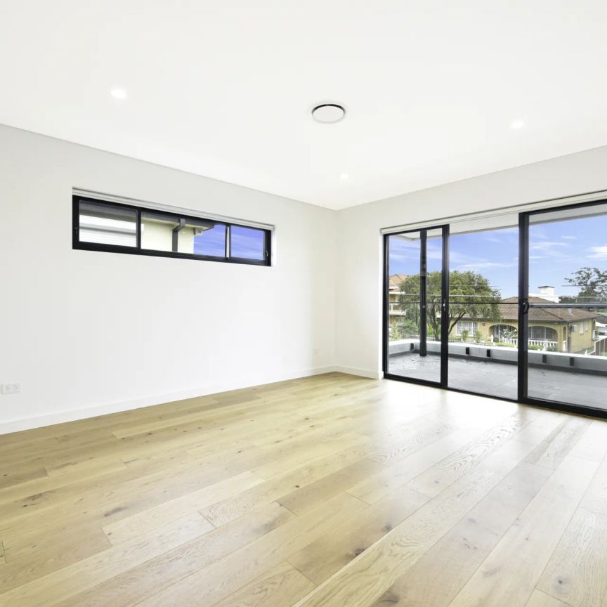 Family duplex epitomising urban luxury & minimalist design sophistication - Photo 1