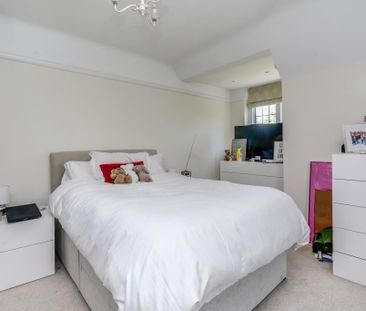 Fairwinds, 12 Oakfield Glade, Weybridge, Surrey, KT13 - Photo 5