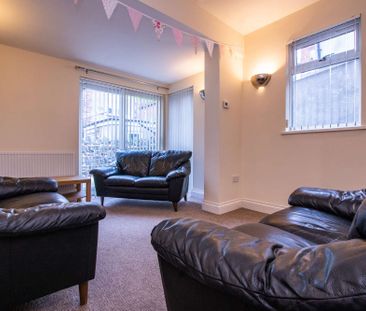 Wonderful six bedroom house with original features and modern updates - Photo 1