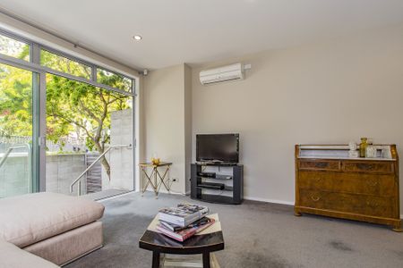 Bright sunny unfurnished Merivale apartment in great location - Photo 3