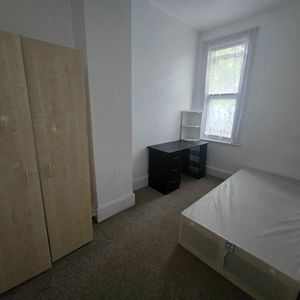 1 Bed Flat, York Road, IG1 - Photo 2