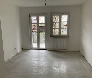 Tageslichtbad mit bodentiefer Dusche.- Balkon uvm.- Bezug ab April ... - Foto 2