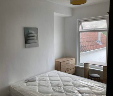 Large First Floor Double – Cromwell Street - Photo 1