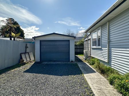 4 Bedroom Home in Trentham - Photo 2