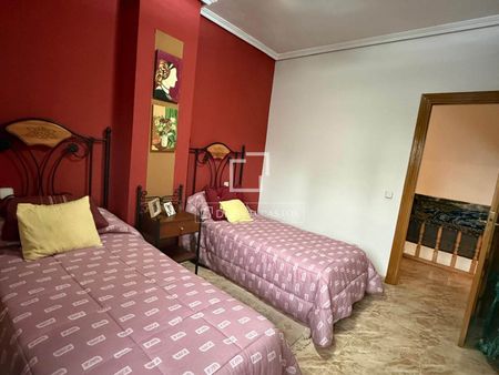 Excellent 4 Bedroom house / villa for rent in Villanueva de la Cañada, Madrid - Photo 3