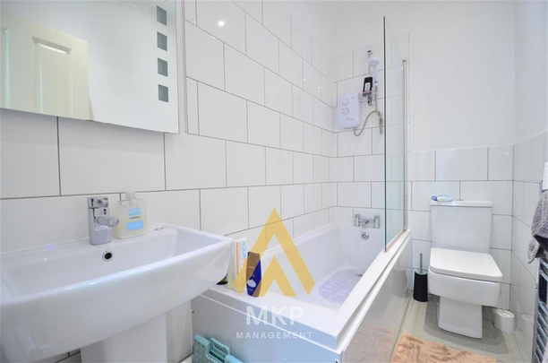 4 bedroom flat to rent - Photo 1