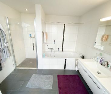 Exklusive Attika-Wohnung mit riesiger Terrasse an idyllischer Lage - Photo 4