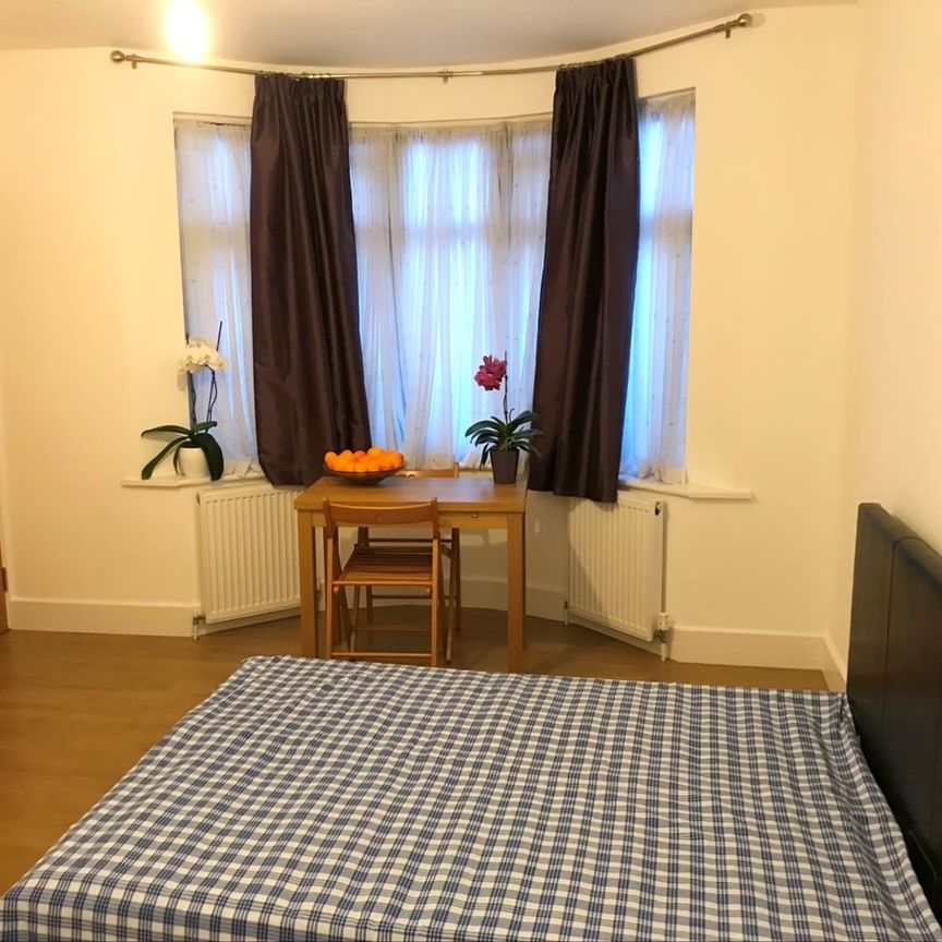 Studio Flat, Iveagh Avenue, NW10 - Photo 1