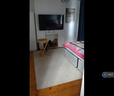 4 bedroom semi-detached house to rent - Photo 4