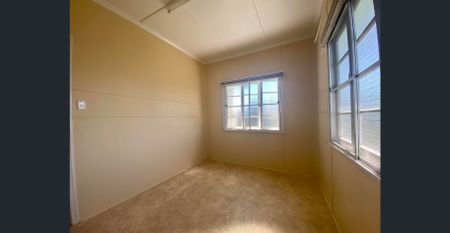 Classic Queenslander - Great Location - Photo 4